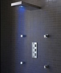 Una doccia con led colorato