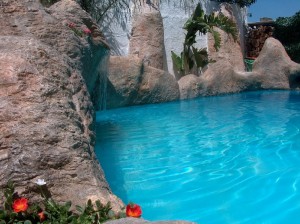 Una bellissima piscina in roccia artificiale